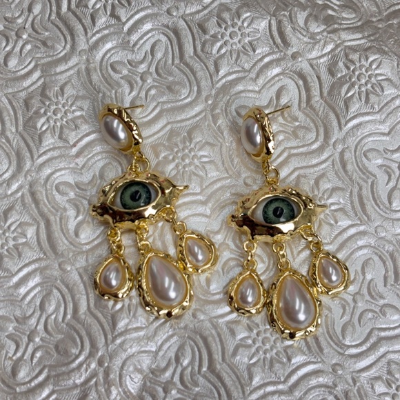 Shia Gold and Pearl Eye Earrings - Picture 4 of 6